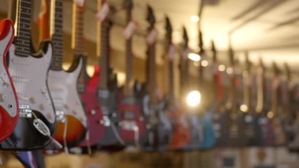 Bir Müzik Dükkanının Içinde Bir Sürü Klasik Elektro Gitar Var — Stok video