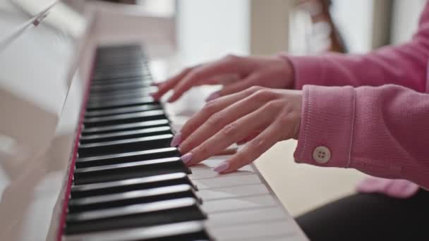 Mãos Pianista Mulher Toca Música Clássica Piano Cauda Branco Imagens — Vídeo de Stock