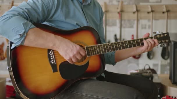 Müzik Dükkanında Akustik Gitar Çalan Bir Adam Ağır Çekim Yüksek — Stok video