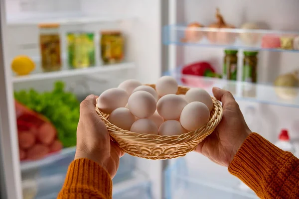 Manos Hombre Toman Huevos Pollo Blanco Nevera Foto Alta Calidad — Foto de Stock