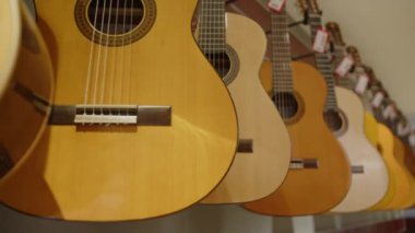 Bir müzik dükkanının içinde bir sürü klasik gitar bulunuyordu. Yüksek kalite 4k görüntü