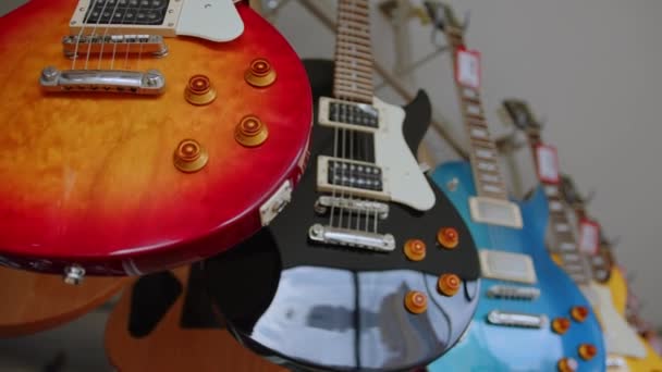 Hodně Klasických Elektrických Kytar Interiéru Hudebního Obchodu Vysoce Kvalitní Záběry — Stock video