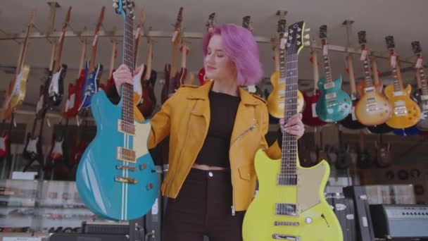 Chica Joven Elige Una Guitarra Eléctrica Una Tienda Música Puede — Vídeos de Stock