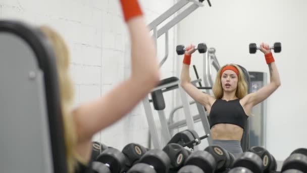 Wanita Atletik Muda Tidak Dumbell Overhead Bahu Tekan Gym Mengenakan — Stok Video