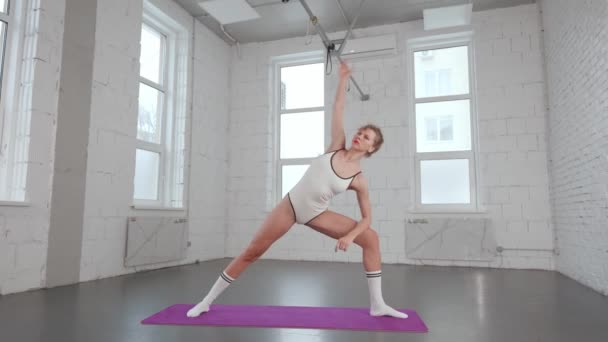 Flexível Feminino Praticando Ioga Alongamento Estúdio Loft Imagens Alta Qualidade — Vídeo de Stock
