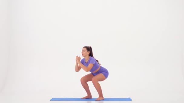 Entraînement Fitness Femme Sportive Faisant Exercice Sur Fond Blanc Ralenti — Video