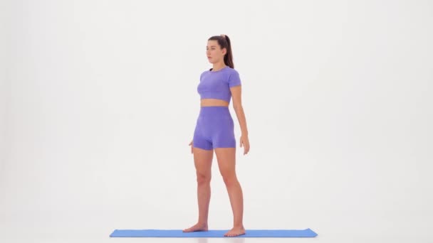 健身锻炼 身材瘦小的女人在白色的背景上做运动 慢动作 运动名称 空气蹲 — 图库视频影像