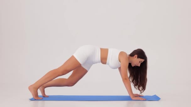 Entraînement Fitness Femme Sportive Faisant Exercice Sur Fond Blanc Ralenti — Video