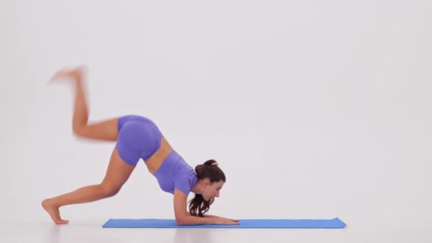 Latihan Kebugaran Wanita Sporty Melakukan Peregangan Berdiri Tangan Pada Latar — Stok Video