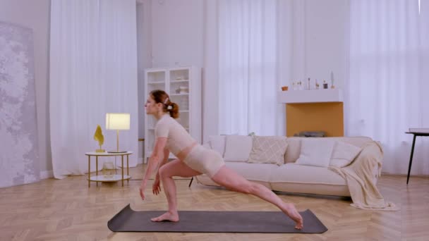 Chica Atlética Haciendo Ejercicios Estiramiento Yoga Casa Imágenes Alta Calidad — Vídeo de stock