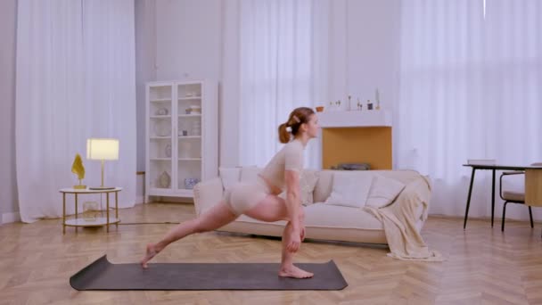 Atletik Kız Evde Esneme Hareketleri Yoga Egzersizleri Yapıyor Yüksek Kalite — Stok video