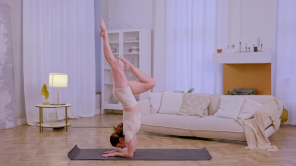 Gadis Atletik Melakukan Handstand Peregangan Dan Latihan Yoga Rumah Rekaman — Stok Video