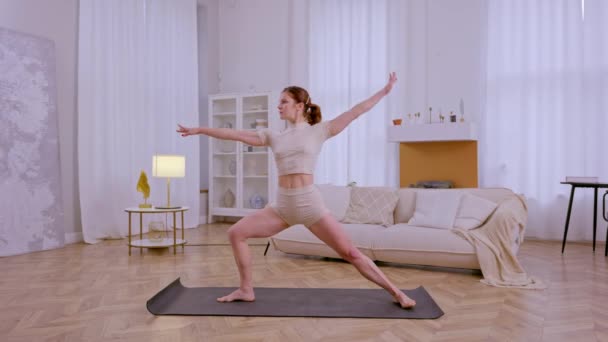 Athletisches Mädchen Das Stretching Und Yoga Übungen Hause Macht Hochwertiges — Stockvideo