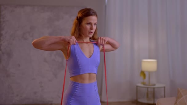 Giovane Donna Sta Facendo Esercizio Mani Yoga Utilizzando Elastico Filmati — Video Stock