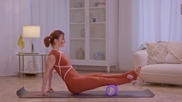 Wysportowana Dziewczyna Pokazuje Prawidłowe Wykonywanie Ruchów Pilates Trening Nazwa Ćwiczenia — Wideo stockowe
