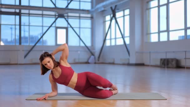 Muscular Girl Red Sportswear Doing Popular Kneeling Side Kicks Exercise — Stock Video