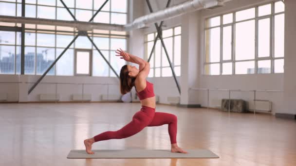 Chica Atlética Haciendo Ejercicios Estiramiento Yoga Estudio Con Grandes Ventanales — Vídeo de stock