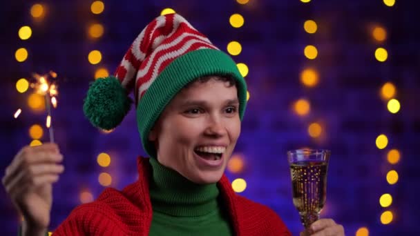 Nahaufnahme Porträt Eines Glücklichen Mädchens Mit Weihnachtsmann Hut Das Champagner — Stockvideo