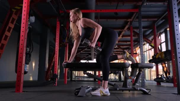 Mulher Treina Músculos Parte Superior Das Costas Com Halteres Braço — Vídeo de Stock