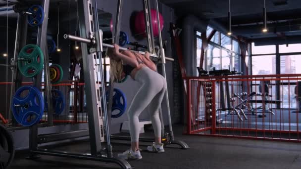 Γυναίκα Στο Γυμναστήριο Κάνει Καταλήψεις Στη Μηχανή Σμιθ Πλευρική Άποψη — Αρχείο Βίντεο