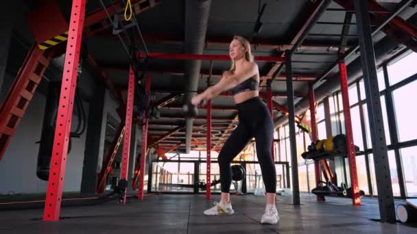 Mujer Entrena Los Músculos Sus Brazos Hombros Con Kettlebell Dos — Vídeos de Stock