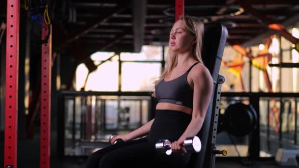 Chica Entrena Los Músculos Del Bíceps Con Mancuernas Gimnasio Pesa — Vídeos de Stock