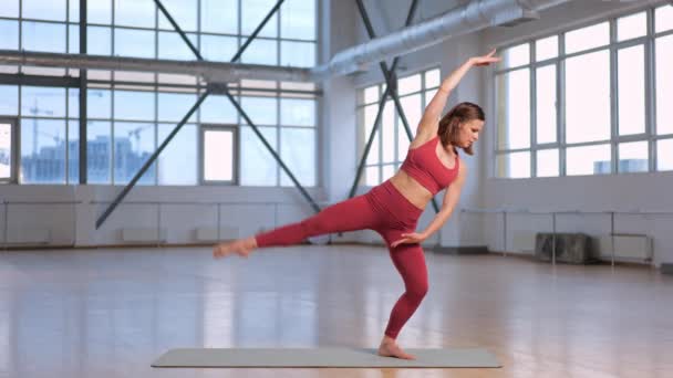 Muskulöses Mädchen Roter Sportbekleidung Bei Der Beliebten Side Bend Übung — Stockvideo