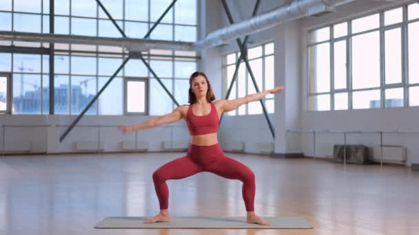 Svalnatá Dívka Červeném Sportovním Oblečení Dělá Populární Side Bend Cvičení — Stock video