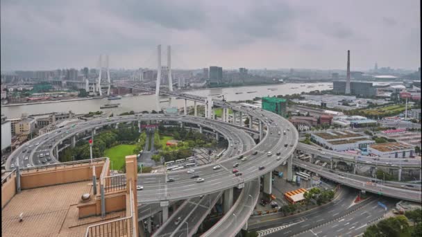 ナンパブリッジ タイムラウンド上海ダウンタウン 中国の空中ビュー アジアのスマートシティの金融地区とビジネスセンター 高層ビルのトップビュー — ストック動画