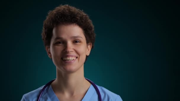 Happy Medical Doctor Kijkend Naar Camera Glimlach Een Zwarte Achtergrond — Stockvideo