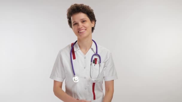 Молодий Щасливий Лікар Перетинає Руки Дивиться Камеру Білому Тлі Високоякісні — стокове відео