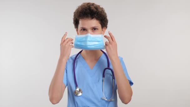 Dokter Medisnya Melepas Topengnya Dan Tersenyum Dengan Latar Belakang Putih — Stok Video