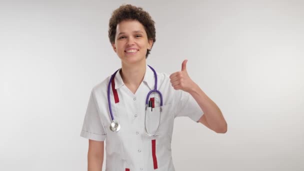 Portré Boldog Mosolygós Fiatal Göndör Női Orvos Mutatja Hüvelykujját Felfelé — Stock videók