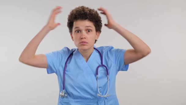 Médico Chocado Surpreso Mulher Profissional Médico Reagindo Com Choque Negativo — Vídeo de Stock