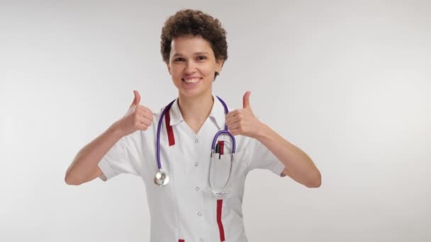 Potret Bahagia Tersenyum Muda Keriting Dokter Wanita Menunjukkan Jempol Pada — Stok Video