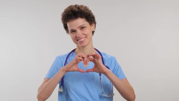 Glückliche Krankenschwester Uniform Zeigen Herz Liebe Handgeste Hochwertiges Filmmaterial — Stockvideo