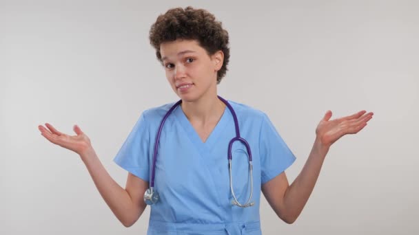 Enfermeira Médica Uniforme Mostra Emoji Encolhendo Imagens Alta Qualidade — Vídeo de Stock