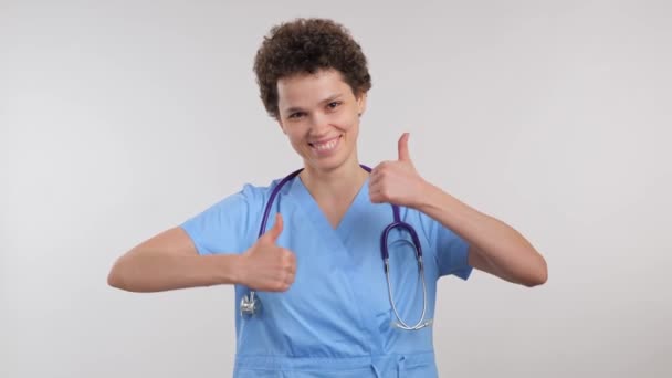 손가락을 보여주는 행복한 의사의 초상화 배경에 고품질 — 비디오
