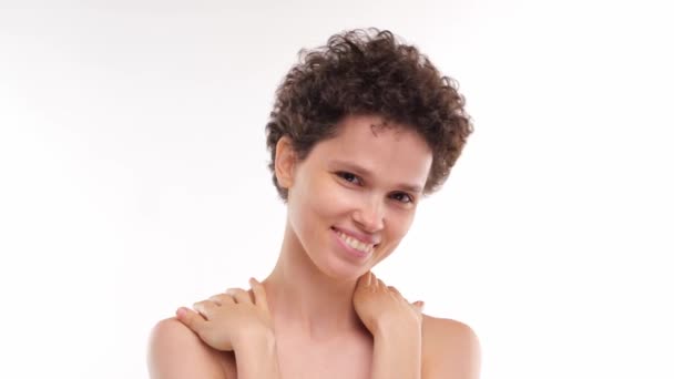 Joven Mujer Morena Sana Sonrisa Tocar Piel Suave Cara Concepto — Vídeos de Stock