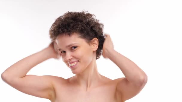 Šťastná Brunetka Dívka Raduje Její Nový Krátký Účes Hraje Vlasy — Stock video