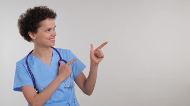 Πορτραίτο Νεαρής Γυναίκας Γιατρού Που Δείχνει Δάχτυλο Δεξιά Πλευρά Του — Αρχείο Βίντεο