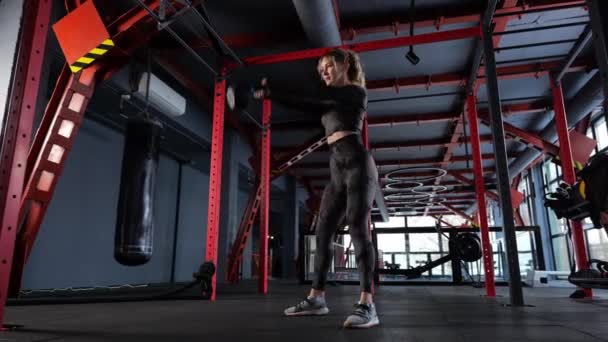 Mulher Treina Músculos Seus Braços Ombros Com Kettlebell Dois Braços — Vídeo de Stock