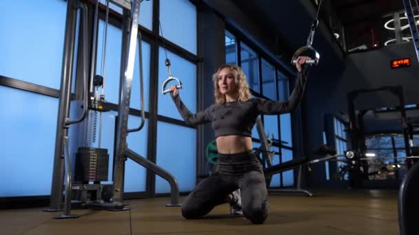 Die Athletische Frau Trainiert Der Seilbahn Die Muskeln Ihrer Arme — Stockvideo