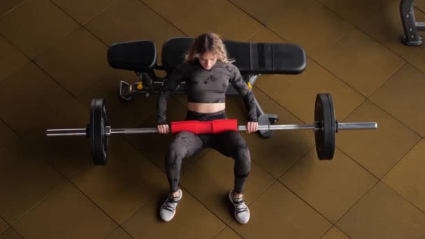 Mulher Treina Músculos Glúteos Com Barbell Ginásio Impulsos Quadril Barra — Vídeo de Stock
