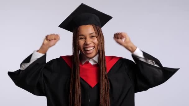 Chica Africana Feliz Una Túnica Negra Sombrero Maestros Regocija Baila — Vídeo de stock