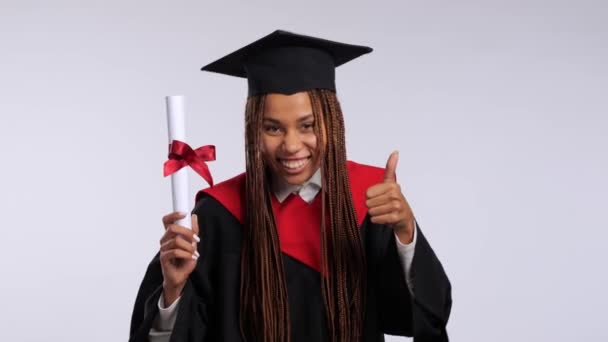 Menina Africana Feliz Manto Preto Chapéu Mestres Mostra Diploma Polegares — Vídeo de Stock