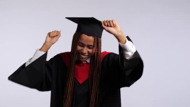 Chica Africana Feliz Una Túnica Negra Sombrero Maestros Regocija Baila — Vídeo de stock
