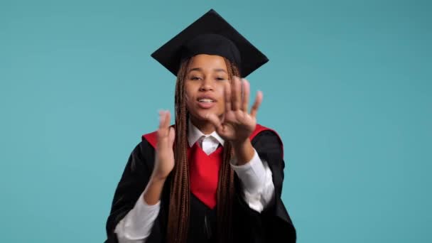 Šťastná Africká Dívka Černém Rouchu Pánský Klobouk Dělá Vzdušný Polibek — Stock video