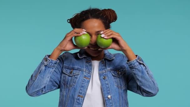 African Girl Holds Green Apples Her Hands Smiles Studio Shot — Stock Video