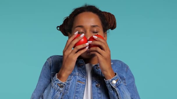 Afrikansk Flicka Håller Tomat Sina Händer Och Ler Studiofotografering Högkvalitativ — Stockvideo